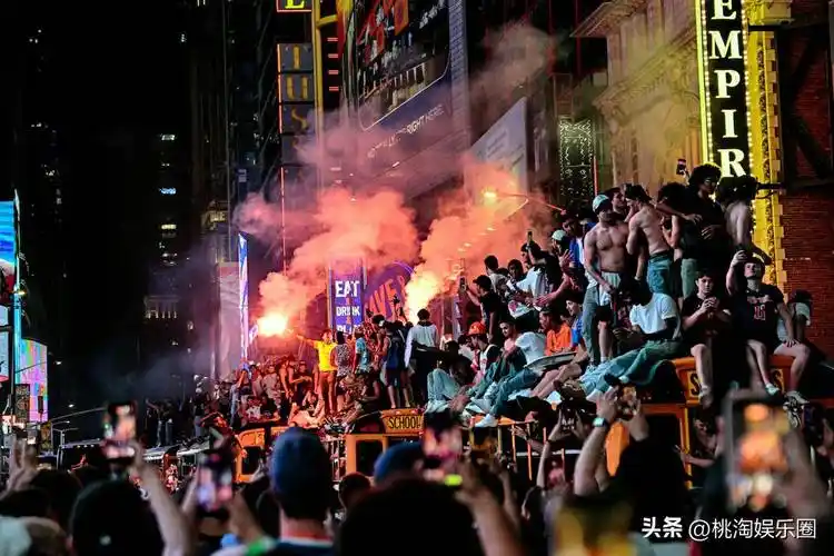 纽约双线狂潮：世界杯热潮未退，尼克斯游行引爆足球城新狂想